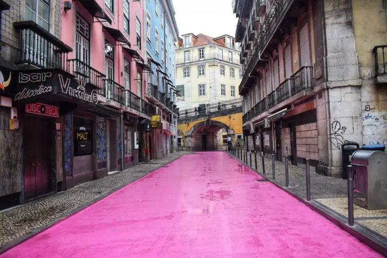 How to get to the Pink Street in Lisbon