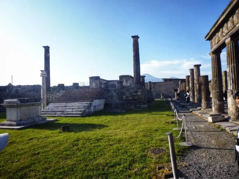 Must see sights on a Rome to Pompeii day trip by bus